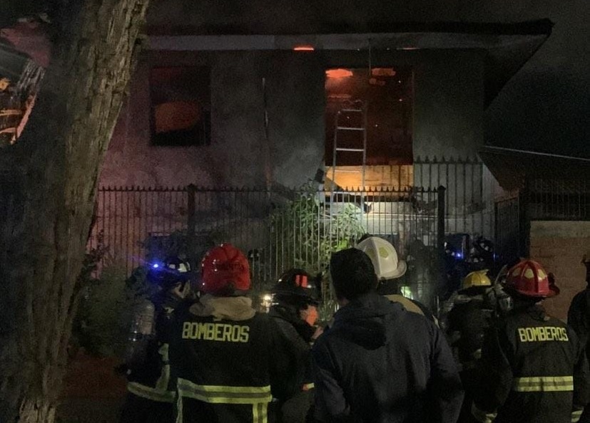 LOS ANDES: [VIDEO] Bomberos trabajó en incendio en segundo piso de vivienda en Centenario