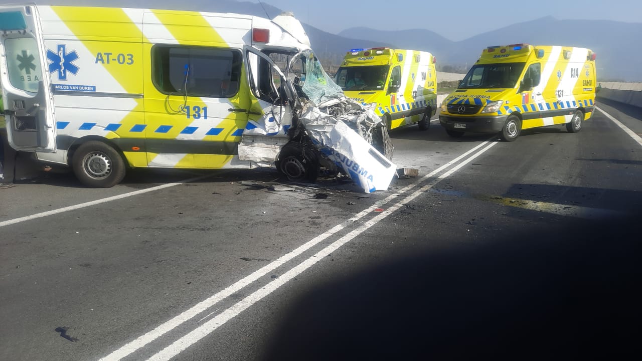 PANQUEHUE: Colisión entre una ambulancia y auto particular deja tres personas lesionadas