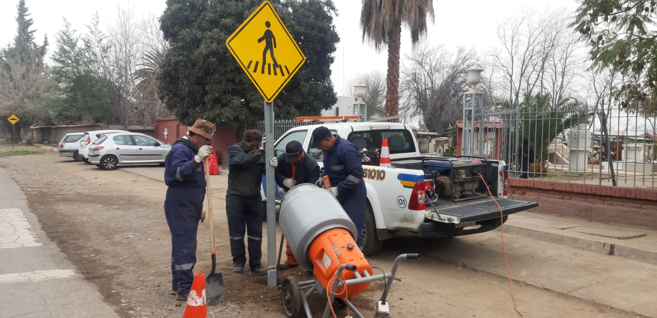 SAN ESTEBAN: Equipos municipales de San Esteban reinstalaron una treintena de señaléticas en distintos puntos para mejorar la seguridad vial