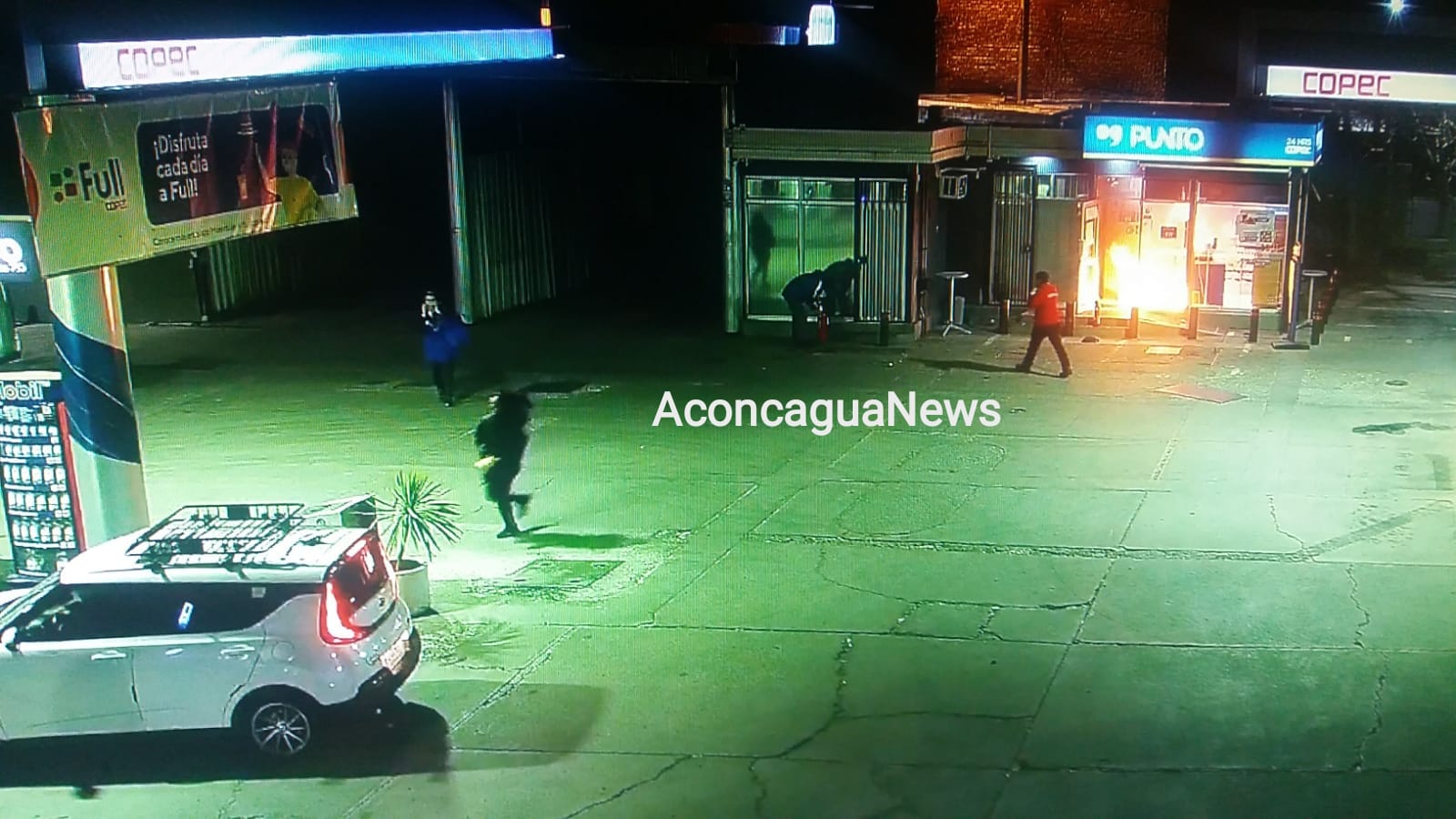 LOS ANDES: [VIDEO] Sujeto asalta y provoca incendio al interior de local Punto Copec de Calle Esmeralda