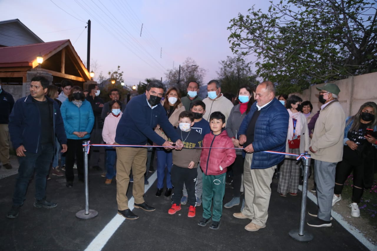 SAN ESTEBAN: Municipalidad de San Esteban y vecinos inauguran el nuevo asfaltado de callejón Los Lillos que dio respuesta a un anhelo de 100 años