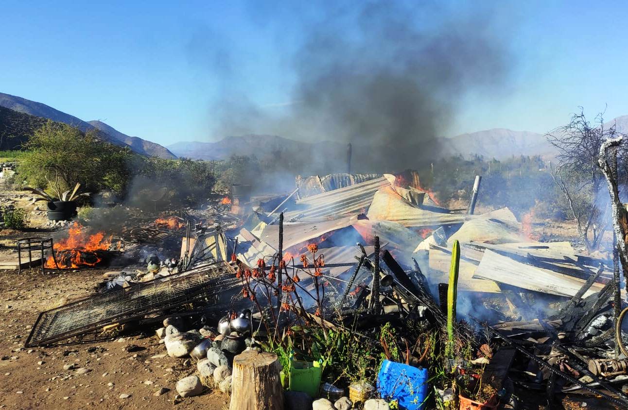 PUTAENDO: [FOTOS] Casa en sector Estero Seco resultó completamente destruida en violento incendio