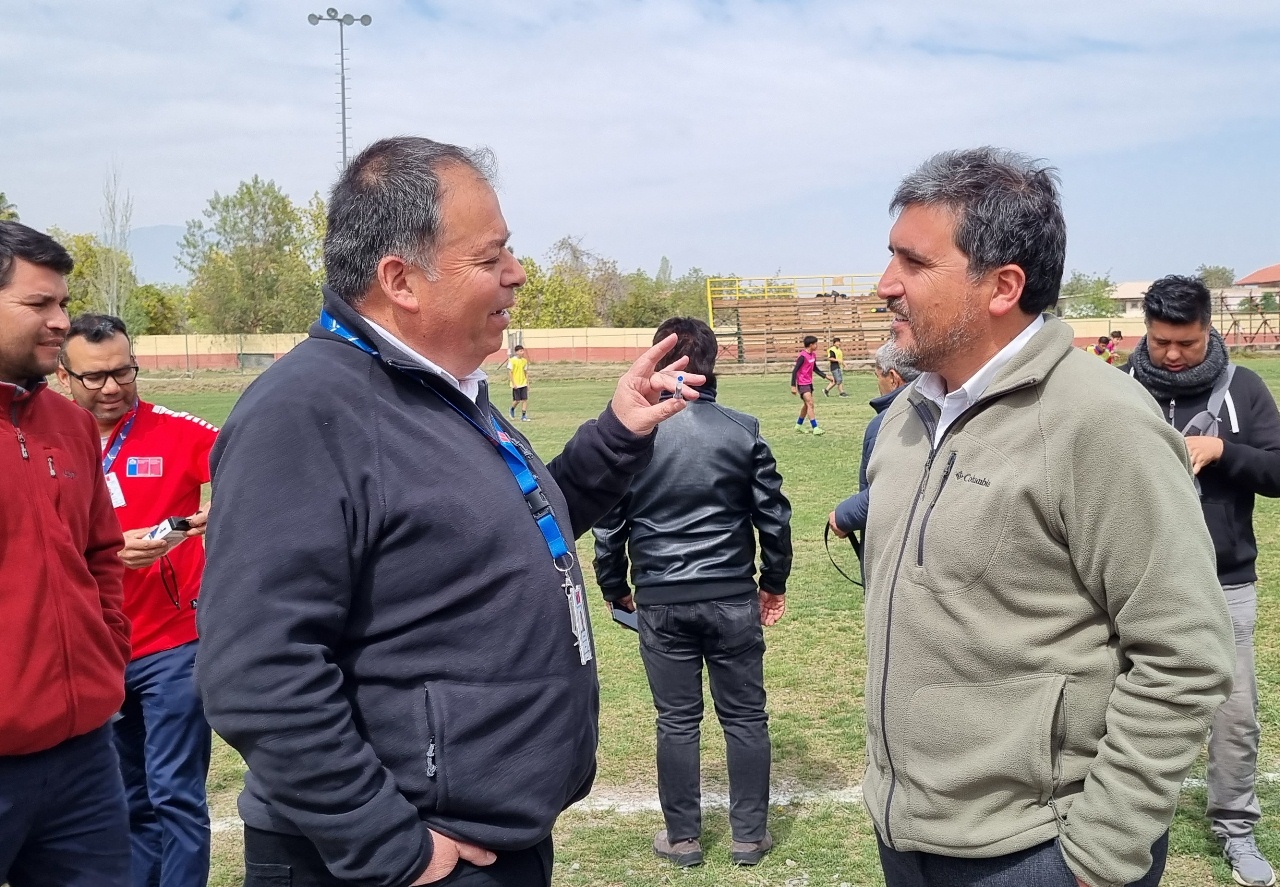SAN ESTEBAN: Alcalde Ortega se reúne con Seremi de Deportes para solicitar conservación de estadio municipal