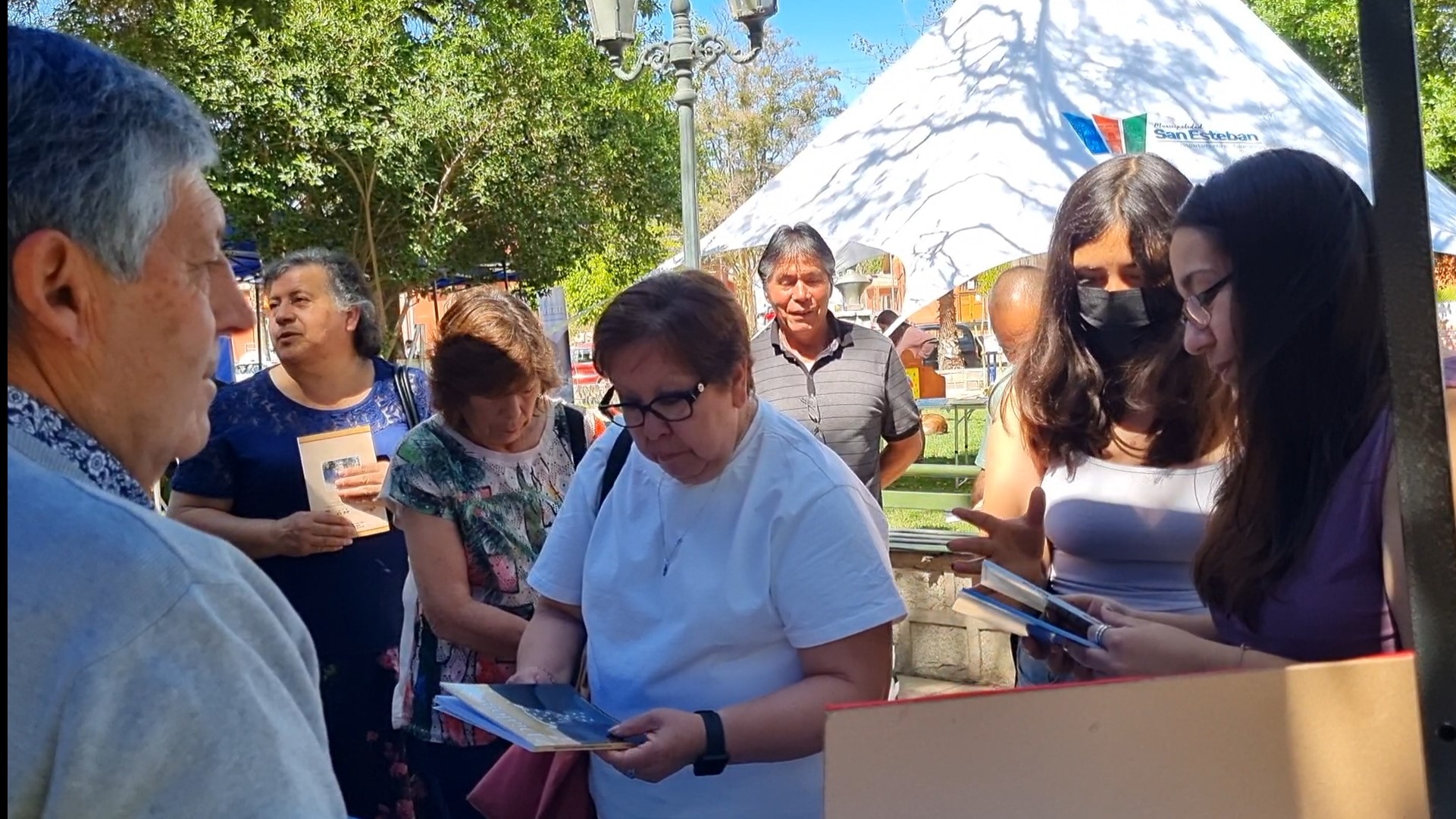 SAN ESTEBAN: Todo un éxito resultó la primera feria municipal del libro en San Esteban