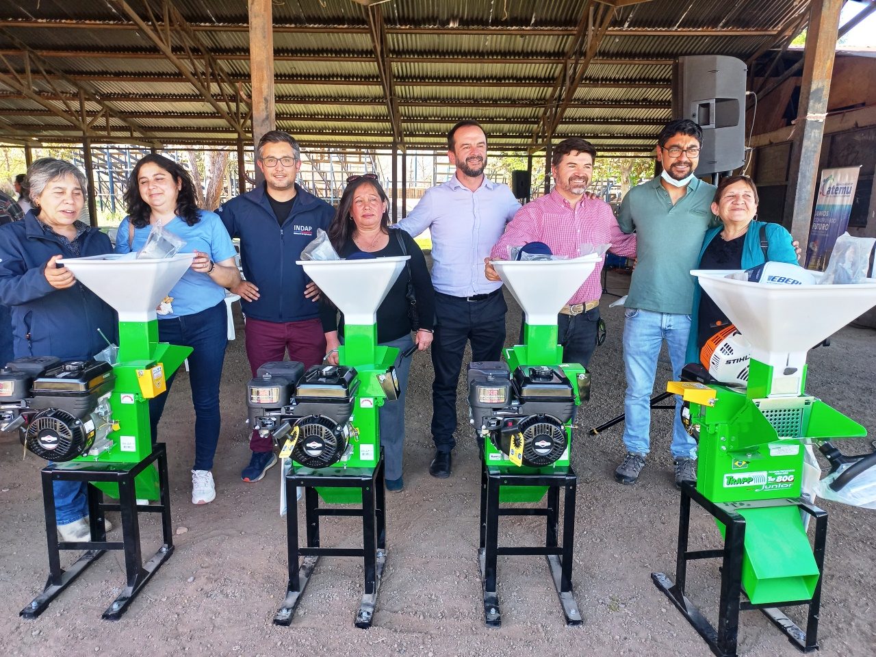 CATEMU: INDAP entrega maquinaria e infraestructura agrícola a campesinas y campesinos de Catemu