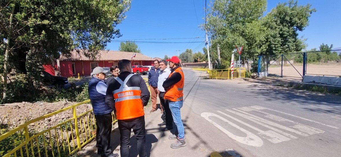 SAN ESTEBAN: Alcalde Ortega solicitó a director regional de Vialidad una urgente intervención para mejorar la seguridad vial de la comuna