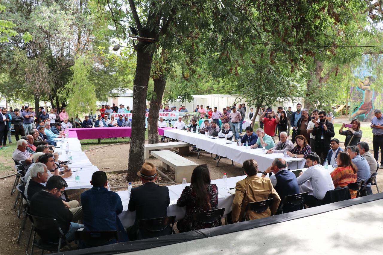 LOS ANDES: Gobernador Mundaca se reunió con alcaldes, agricultores y representantes de la comunidad para conversar sobre la situación hídrica en el Valle de Aconcagua