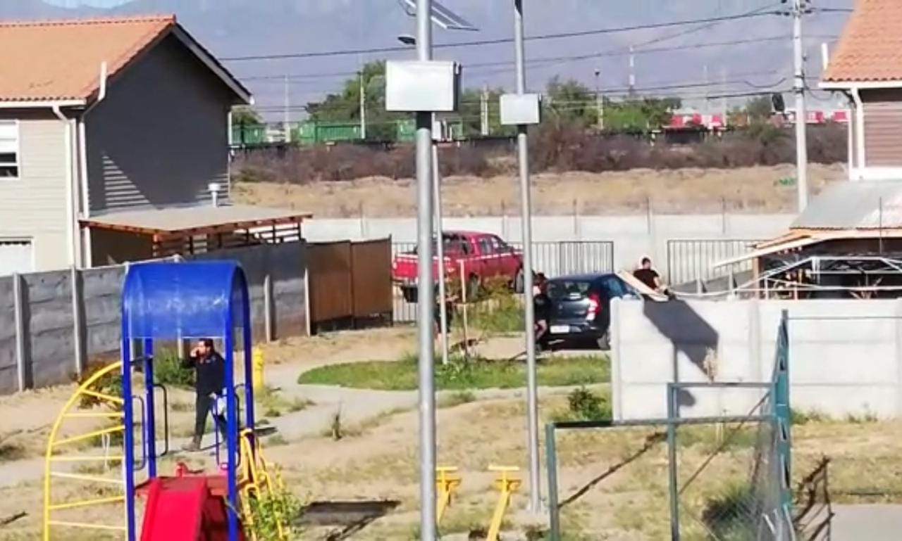LOS ANDES: [VIDEO] Vecinos del Condominio Hacienda Cordillera denuncian qué conductora en estado de ebriedad choco algunos autos y manejó sobre las áreas verdes
