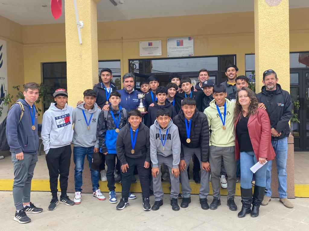 SAN ESTEBAN: Liceo San Esteban se convierte en el campeón provincial de Fútbol Juvenil en los Juegos Deportivos Escolares