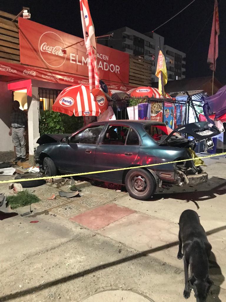 LOS ANDES: [VIDEO] Bomberos trabaja en colisión de dos vehículos en ingreso a Villa El Mirador