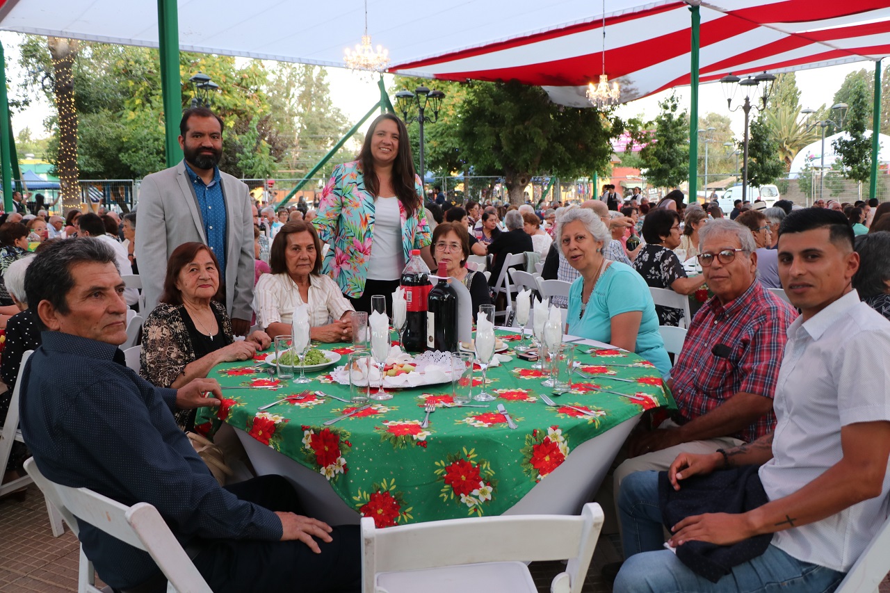 CALLE LARGA: Durante tres días de fiesta Calle Larga celebró a las personas mayores en la Navidad Dorada