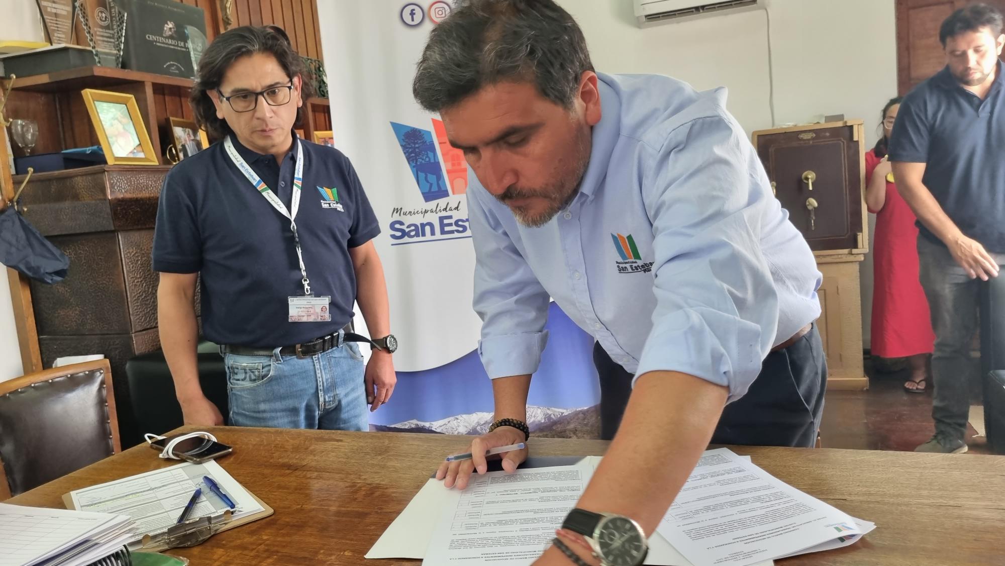 SAN ESTEBAN: Municipio da un gran paso en derechos labores al firmar un histórico convenio con el sindicato de trabajadores a honorarios