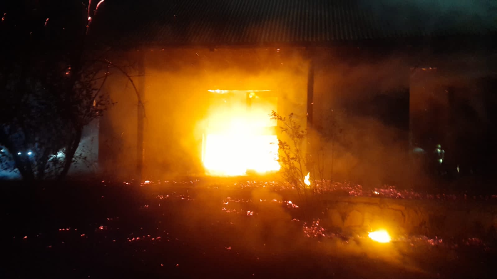 LOS ANDES: [VIDEOS] Capilla abandonada al interior de un fundo se quemó casi por completo