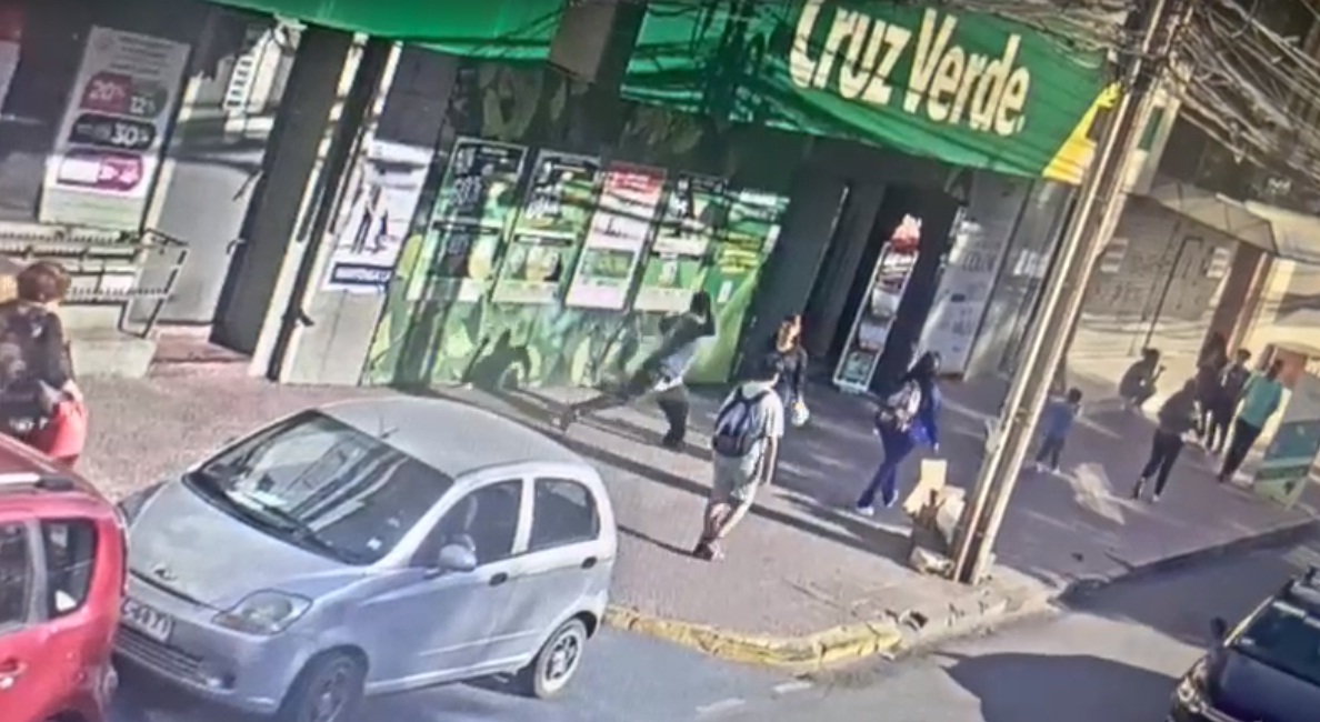 LOS ANDES: [VIDEO] Una violenta agresión sufrió una mujer en plena Vía Pública «Sujeto la atacó a combos»