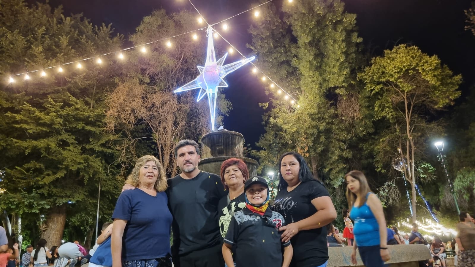 SAN ESTEBAN: En una multitudinaria actividad, Municipio de San Esteban inauguró las luces navideñas en la Plaza de Armas