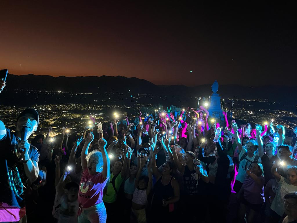 LOS ANDES: [VIDEO] Masiva participación en nueva caminata nocturna al Cerro de la Virgen