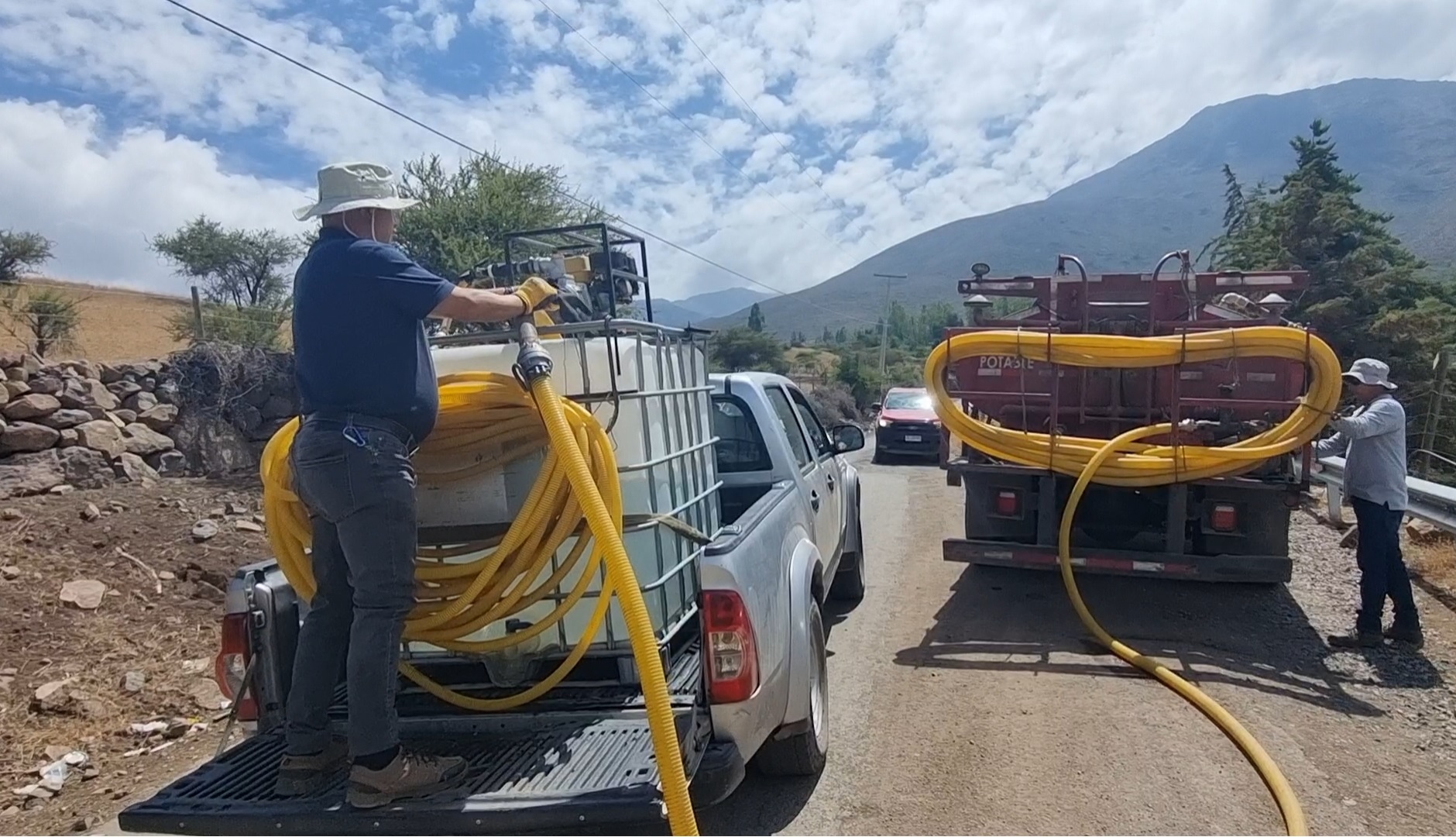 SAN ESTEBAN: Equipos municipales reforzaron labores de reparto de agua mediante camiones aljibes en sectores alejados