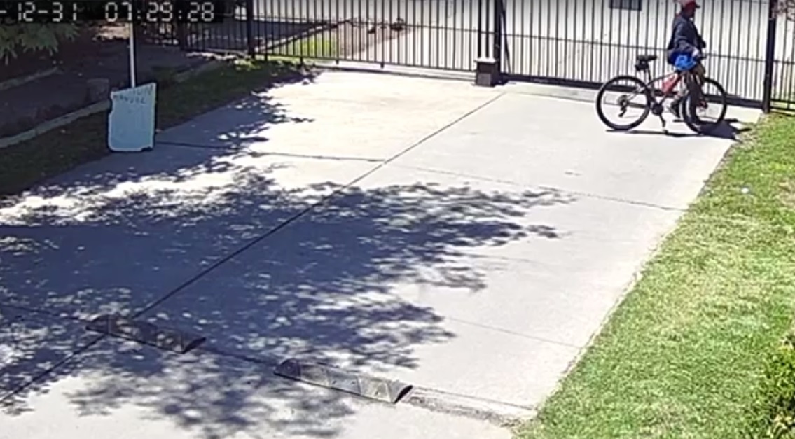 LOS ANDES: [VIDEO] «Andaba pidiendo» Delincuente robó bicicleta Trek desde Condominio Portezuelo