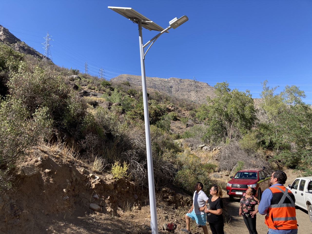 LOS ANDES: Codelco Andina instala luminarias LED en localidades del Camino Internacional