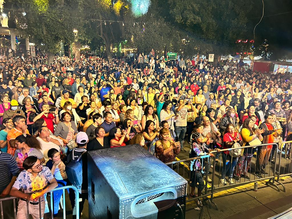 SAN FELIPE: [VIDEO] 15 mil personas cantaron y bailaron con artistas de primer nivel en la Plaza de Armas de San Felipe