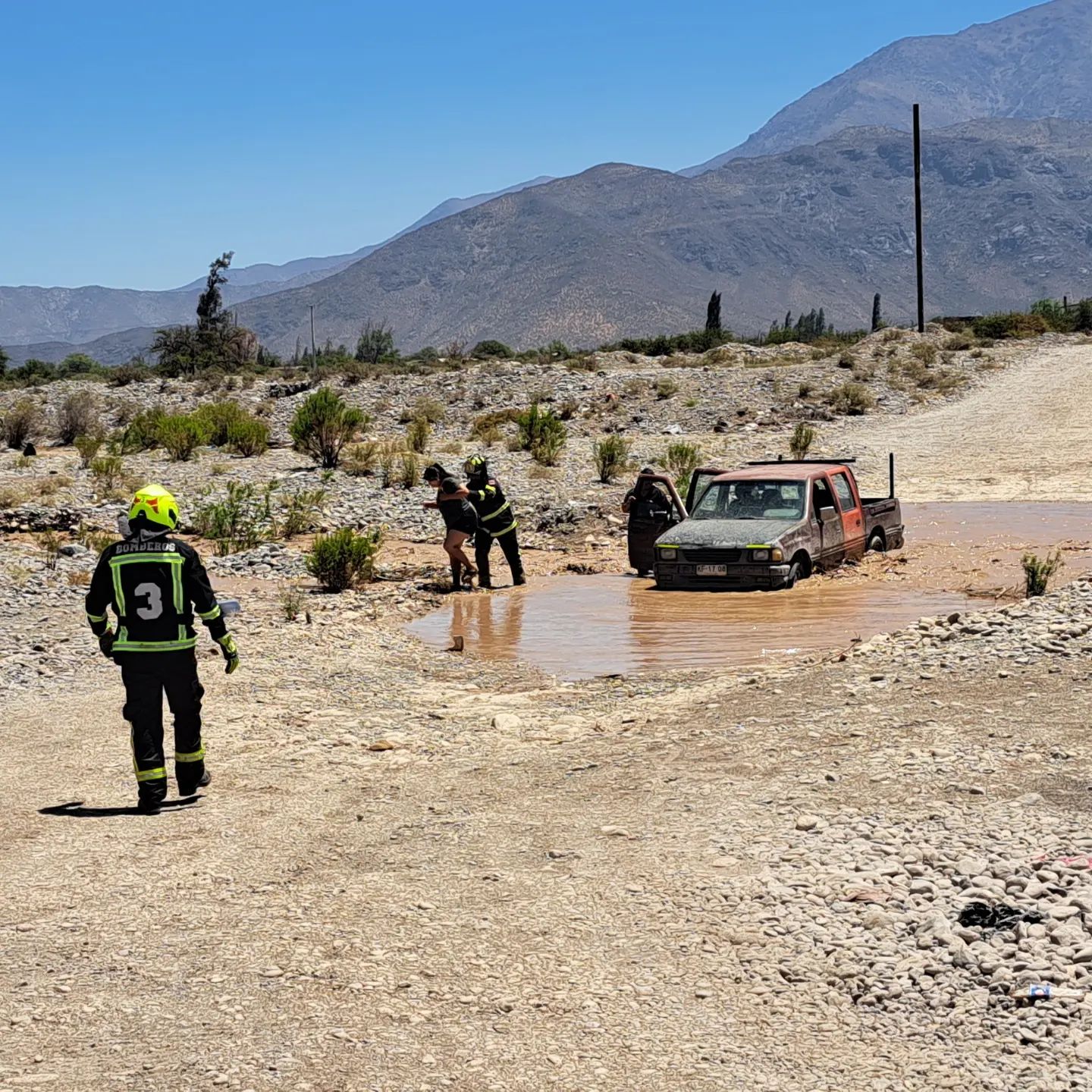 PUTAENDO: Bomberos rescata a familia que intentó cruzar el Río Putaendo a la altura de Las Coimas