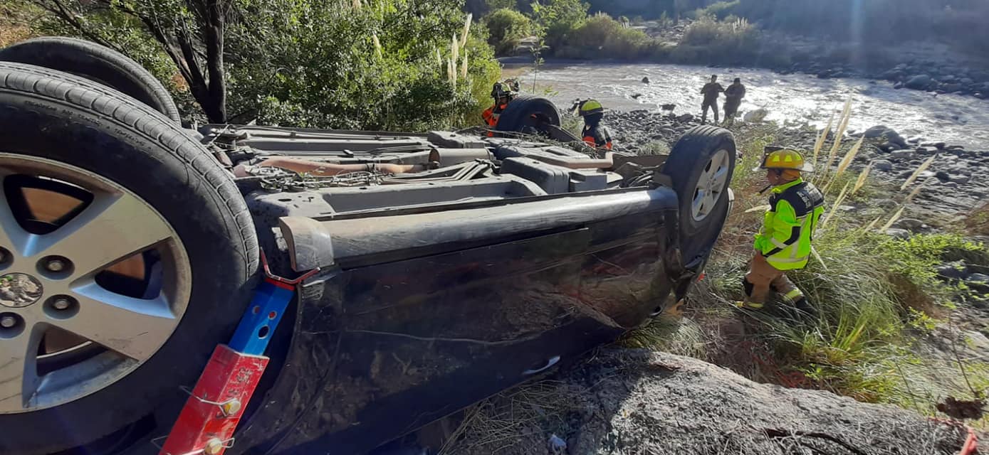 SAN ESTEBAN: Automóvil cae más de 15 metros al Río Aconcagua. «Mujer que iba de acompañante falleció en el lugar»
