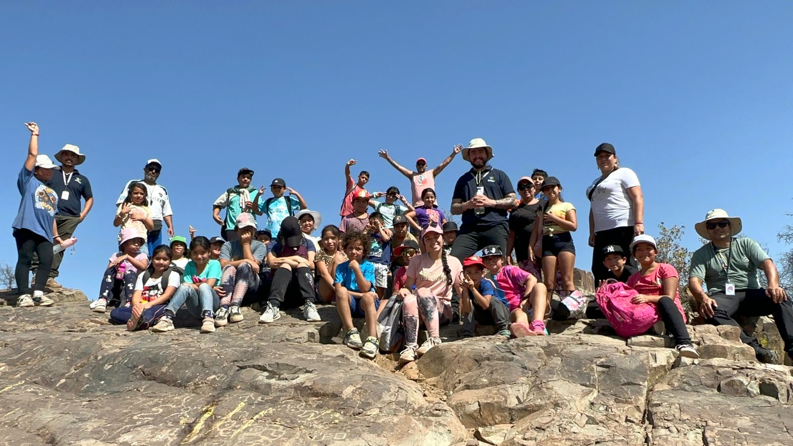 SAN ESTEBAN: Niñas y Niños de la Escuela de Verano de San Esteban disfrutaron de recorrido cultural conociendo los petroglifos de histórico cerro de la zona
