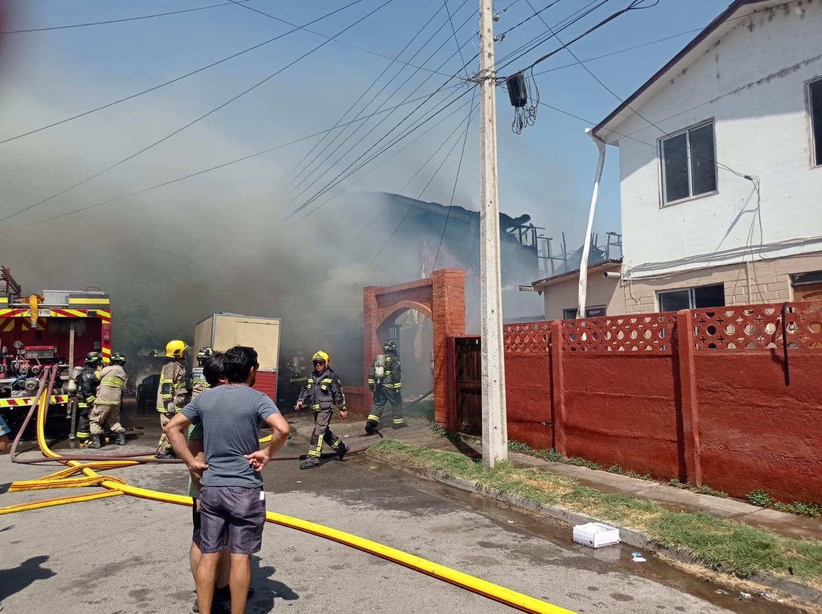 CATEMU: Tres casas resultaron destruidas tras incendio en Villa Cardenal Raúl Silva Henríquez