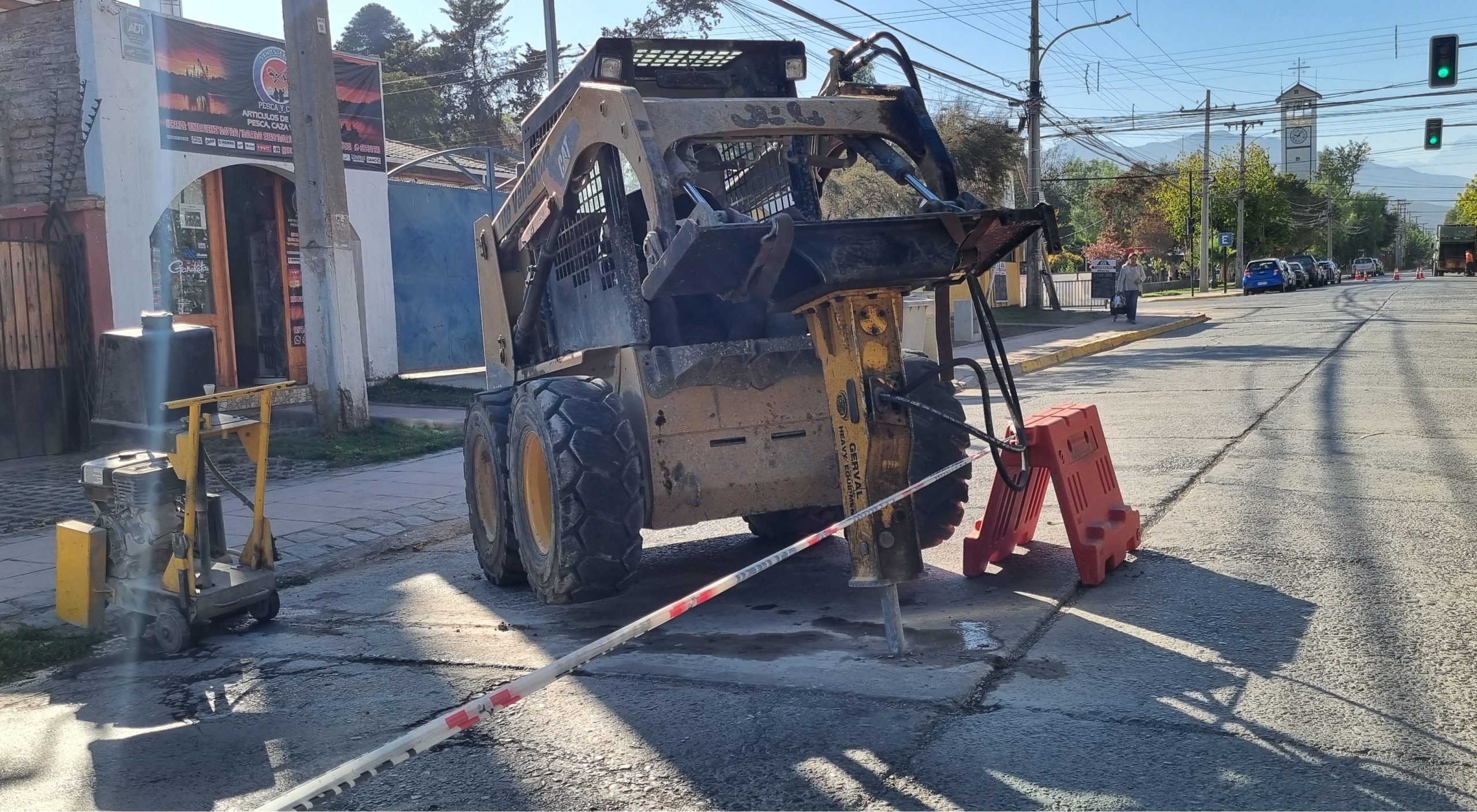 SAN ESTEBAN: Iniciaron los trabajos de bacheos y reposición de calzadas en mal estado en Avenida 26 de diciembre de San Esteban