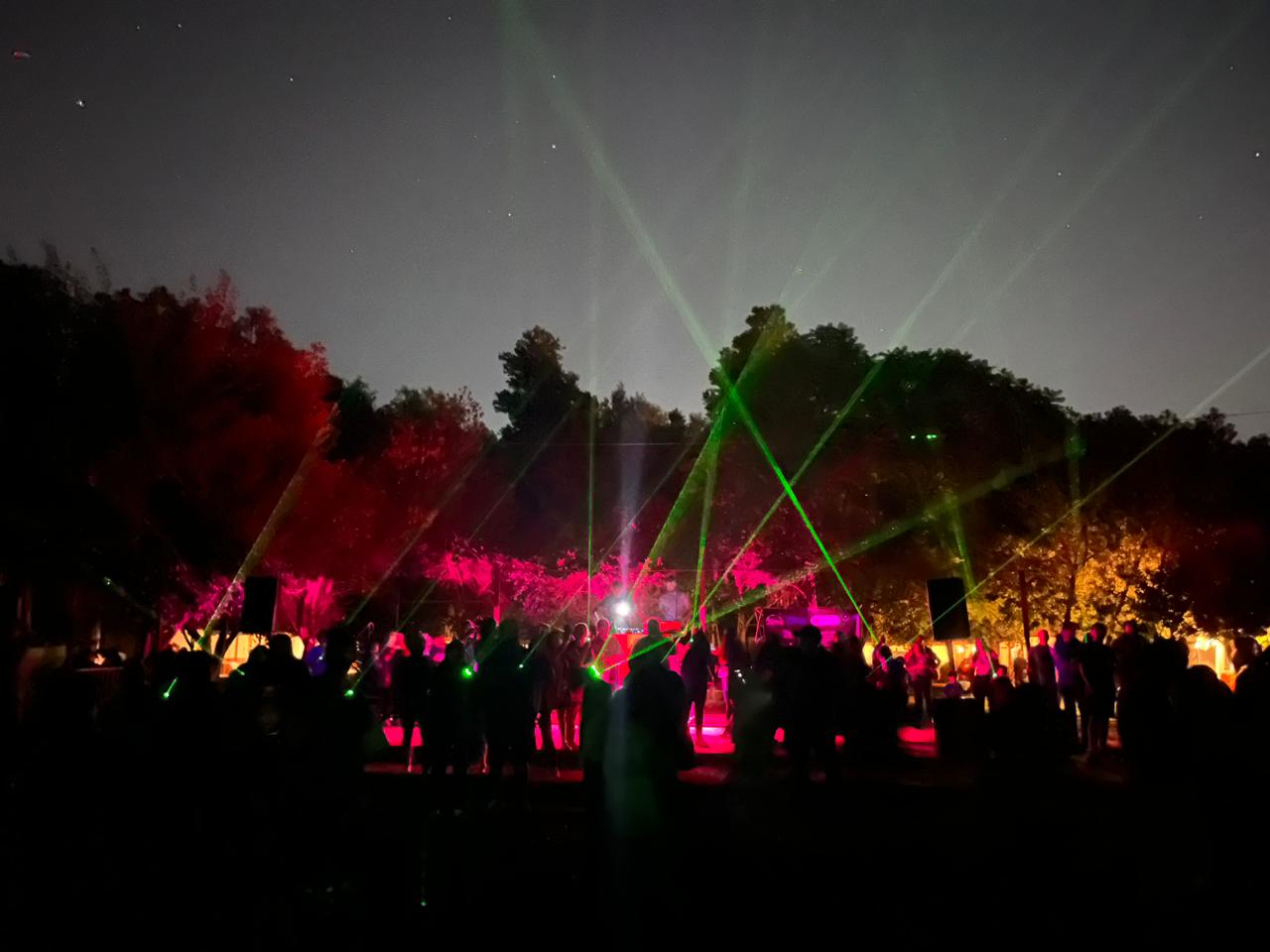 CALLE LARGA: Más de 150 láser astronómicos iluminaron el cielo de Calle Larga en celebración del Día de la Astronomía