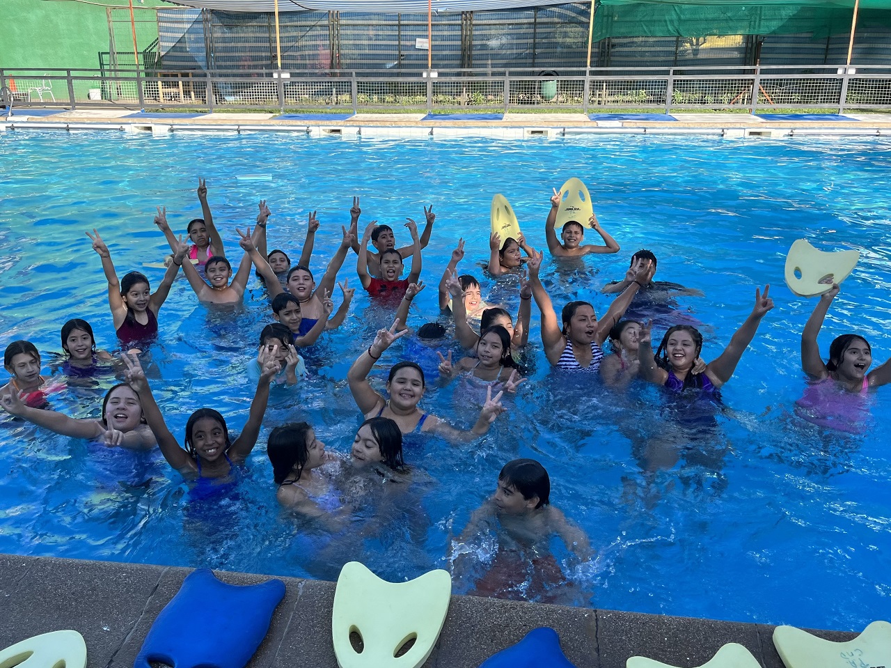 LOS ANDES: Estudiantes de colegios municipales de Los Andes realizan clases de educación física en la piscina municipal