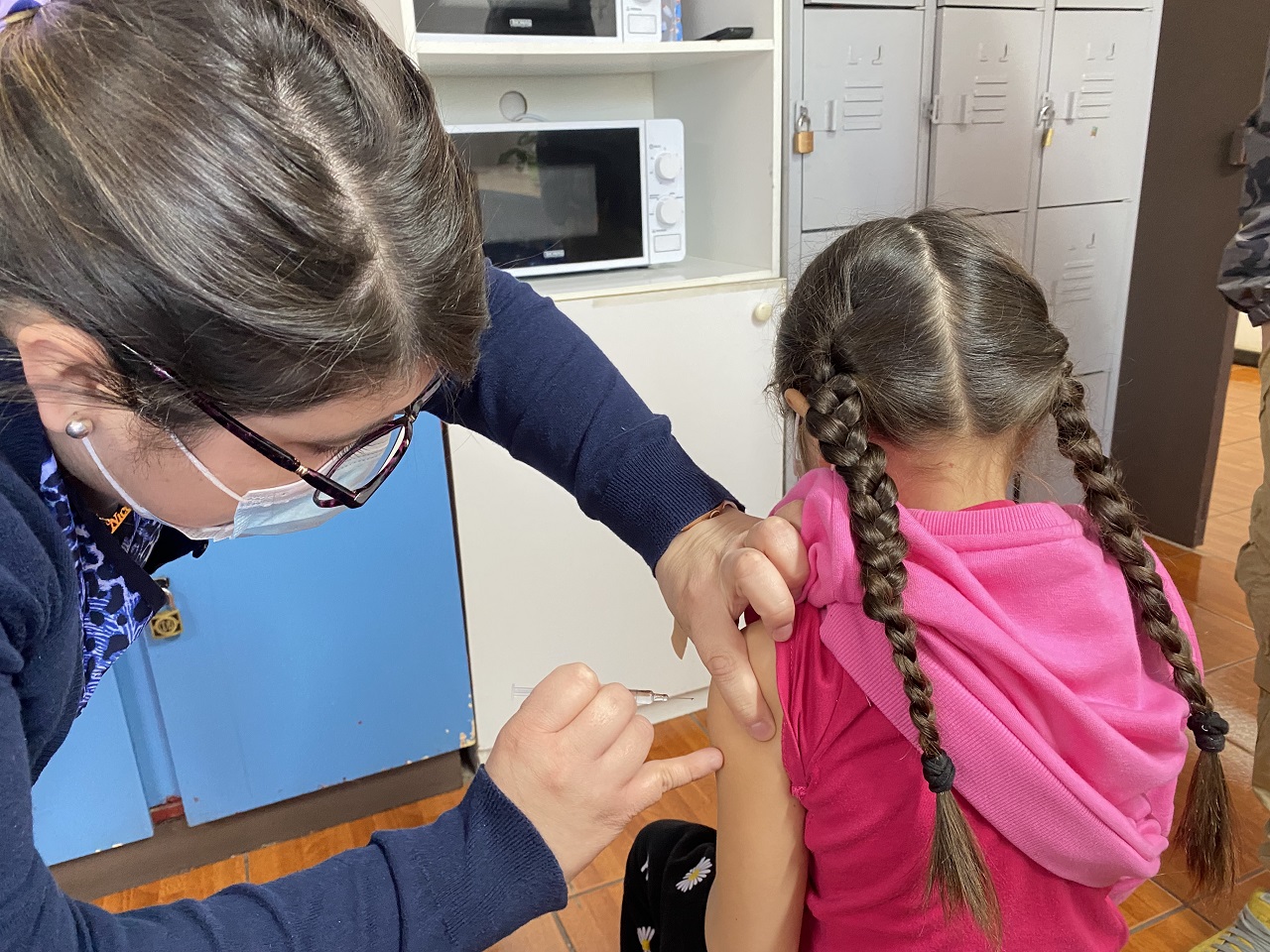 LOS ANDES: Con despliegue en colegios comenzó la campaña de vacunación contra influenza en Los Andes