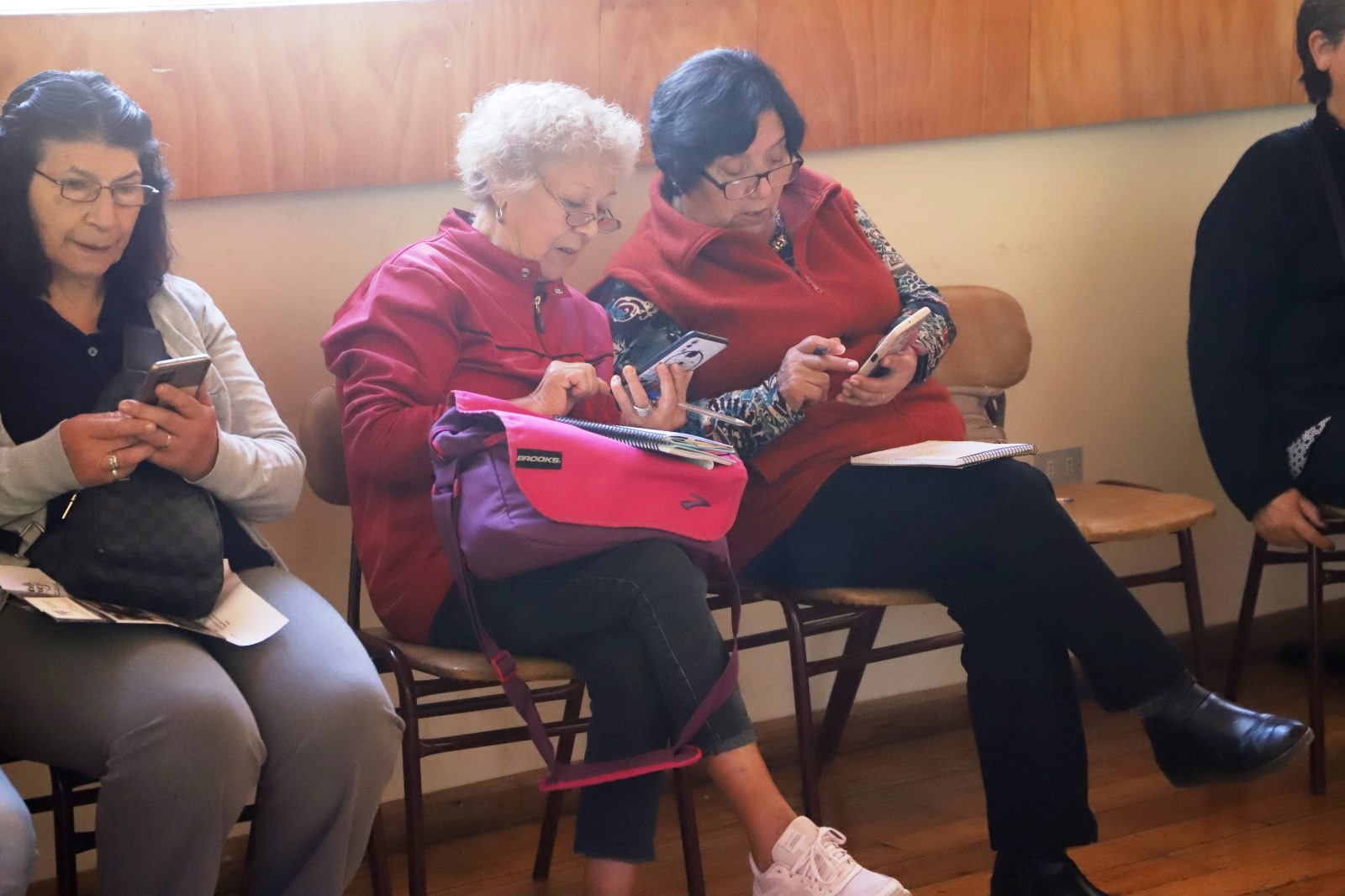LOS ANDES: <strong>En Los Andes enseñan a las personas mayores a usar teléfonos inteligentes</strong>