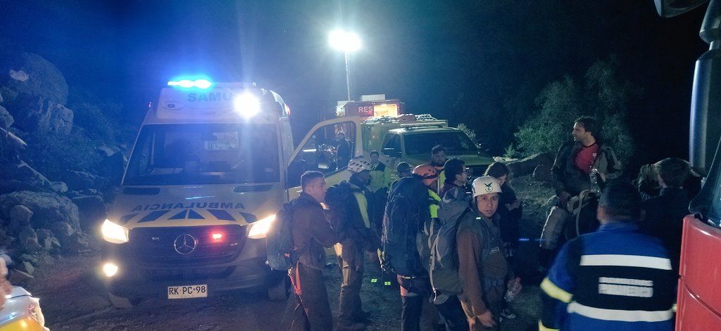 LOS ANDES: Unidades de Emergencia lograron rescatar pasadas las 2am a motociclista lesionado en el cajón de Riecillos