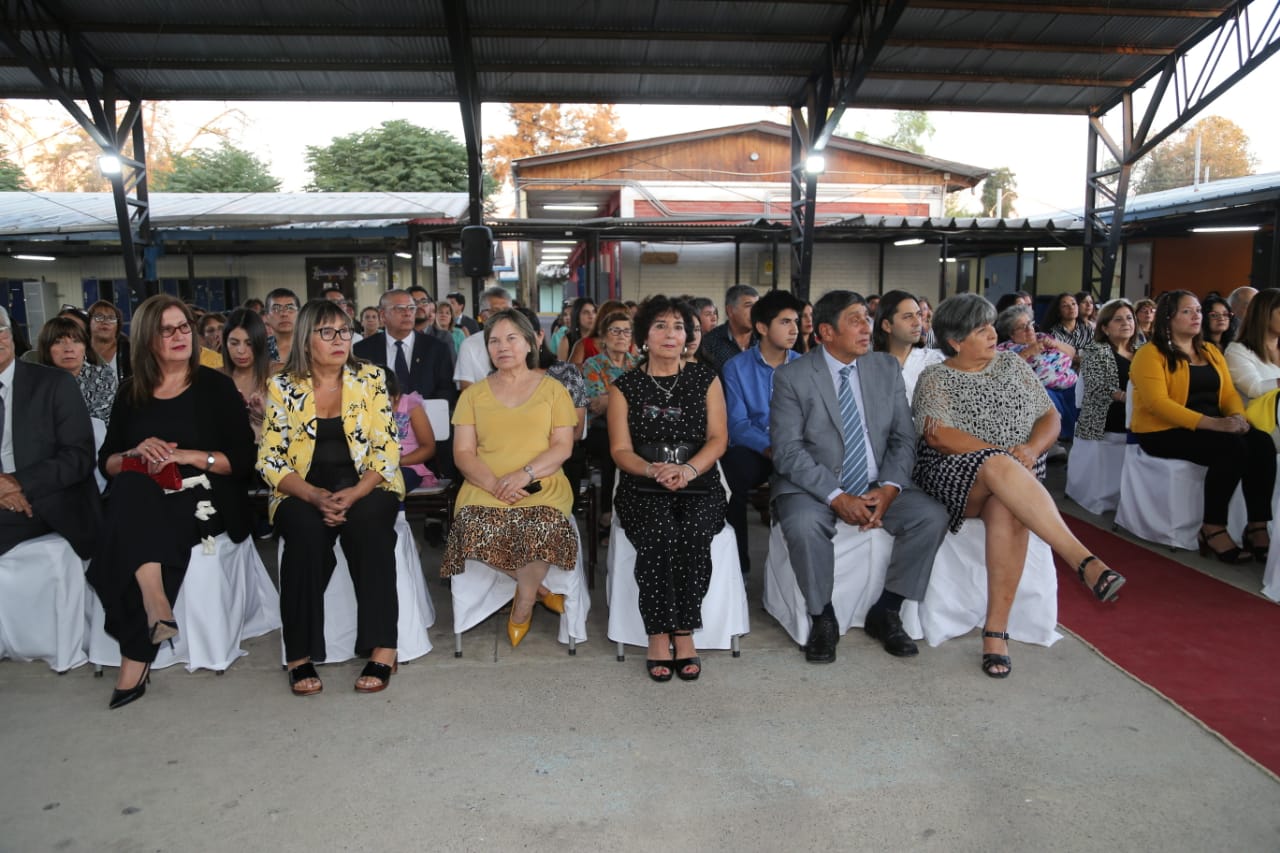 SAN ESTEBAN: En una emotiva ceremonia, Municipalidad y DAEM de San Esteban reconocieron a profesores y asistentes de la educación que se acogen a retiro
