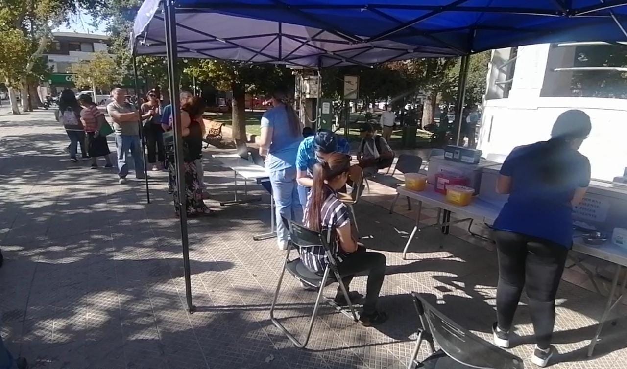 LOS ANDES: «Vacúnate con la Dupla»: Más de 100 personas recibieron la vacuna de Influenza y Covid-19 en plaza de Los Andes