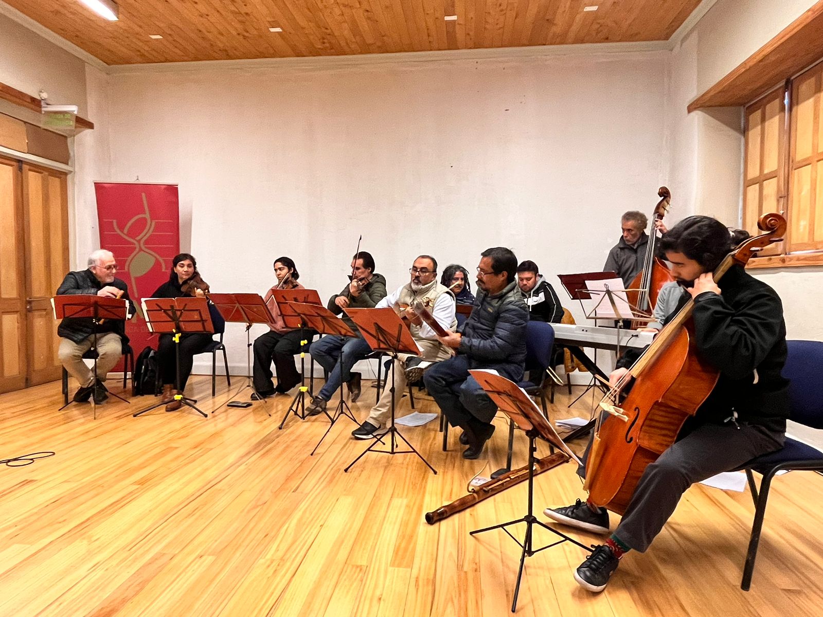 CALLE LARGA: Orquesta Mundos Reunidos deleitó a Calle Larga con su repertorio de música barroca