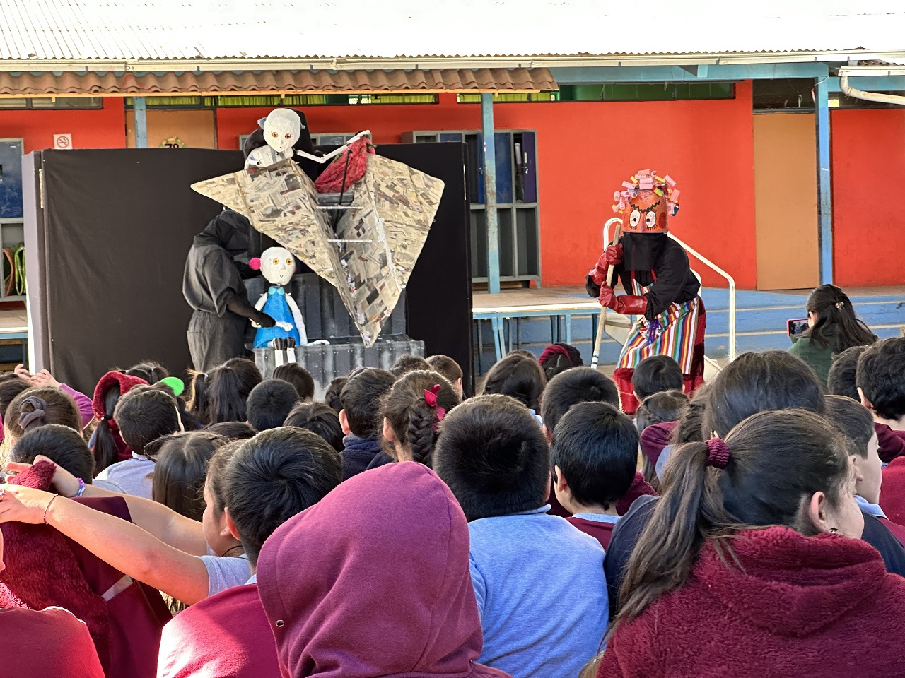 SAN ESTEBAN: DAEM San Esteban y JUNAEB trajeron entretenida jornada cultural a la Escuela Libertad  