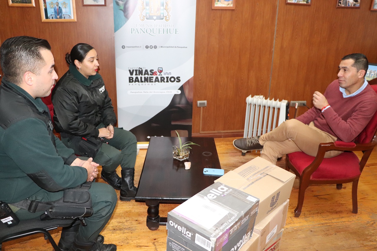 PANQUEHUE: Funcionarios de Gendarmería de San Felipe entregaron cajas de mercadería para familias de Panquehue