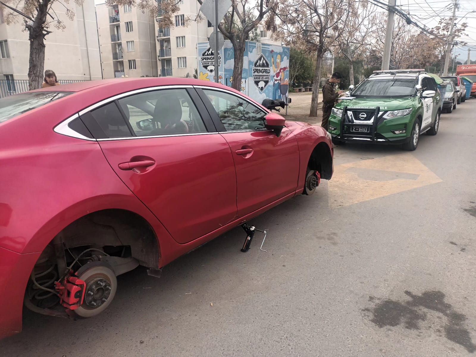 LOS ANDES: [VIDEO] Desconocidos roban ruedas a un auto estacionado en Villa Hermanos Maristas
