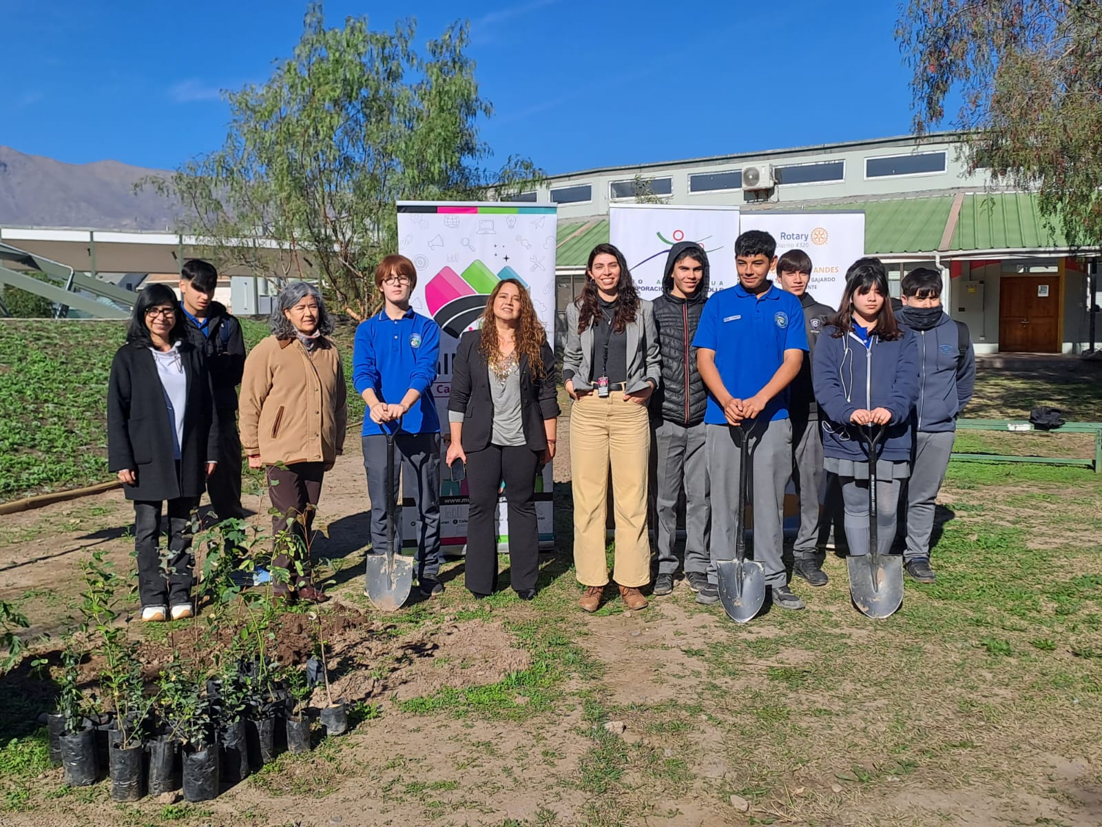 CALLE LARGA: Pro Aconcagua y Rotary Club donaron árboles nativos a establecimientos educacionales municipalizados de Calle Larga