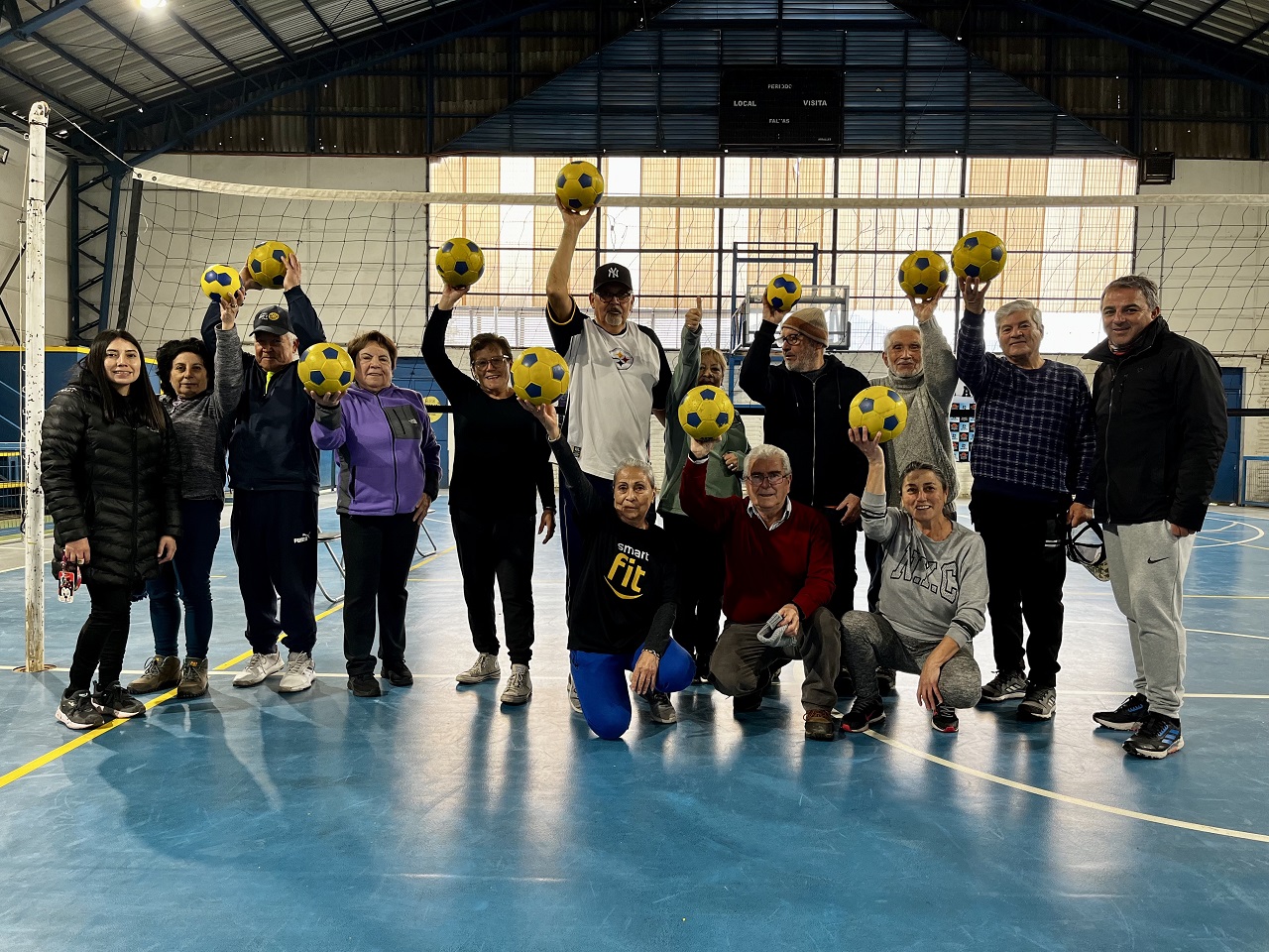 LOS ANDES: Personas Mayores del Cesfam Centenario disfrutan del newcom, una adaptación del voleibol
