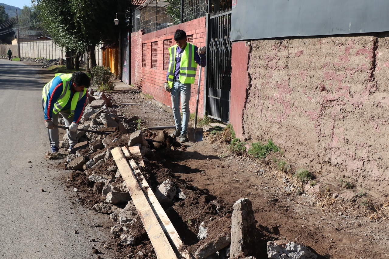 CALLE LARGA: Municipalidad de Calle Larga realiza masiva reparación de veredas 