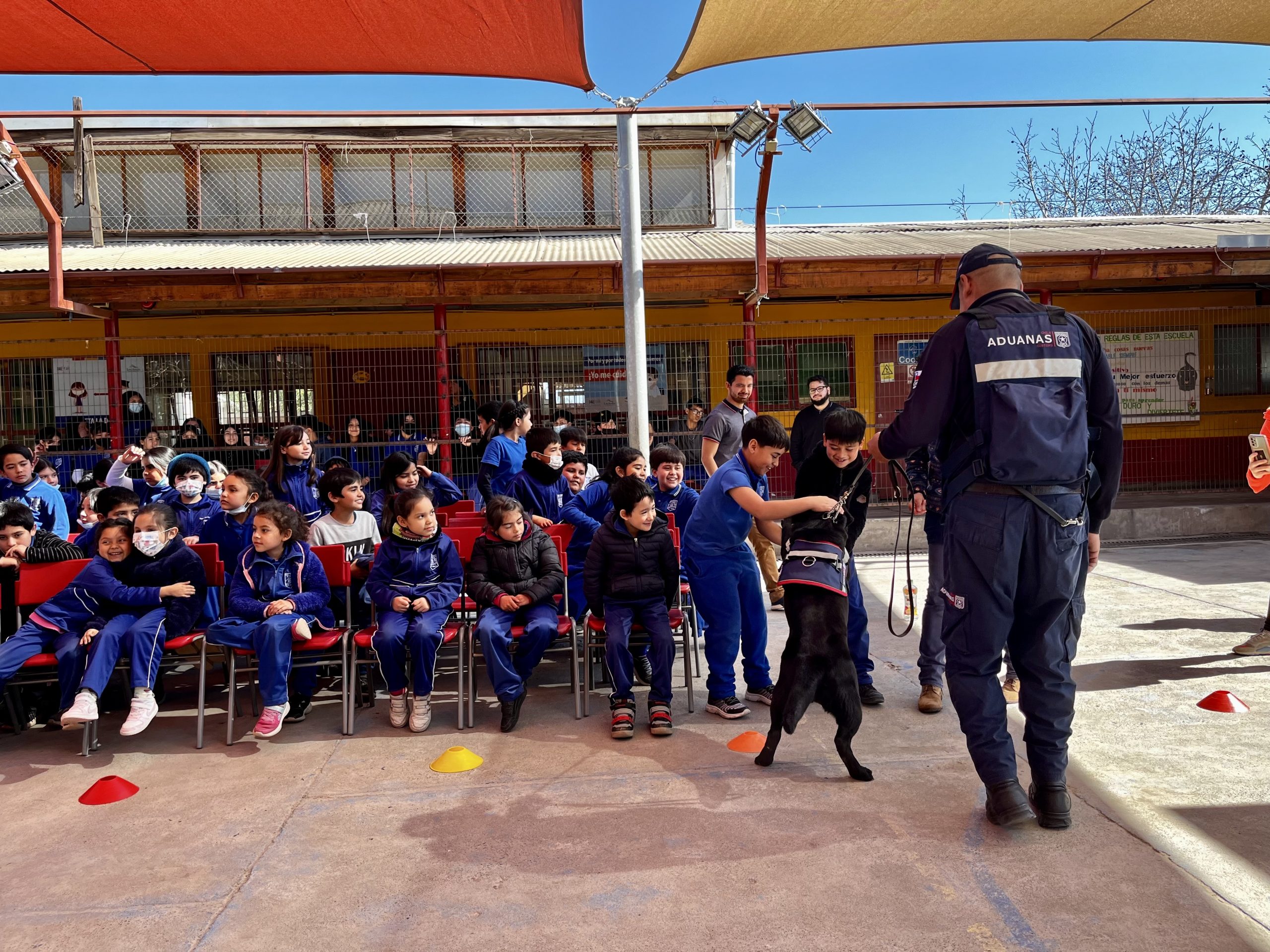 LOS ANDES: Canes de Aduanas visitaron a niñas y niños de la Escuela El Sauce