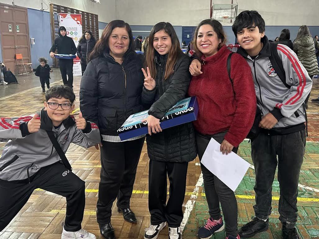 LOS ANDES: Más de 550 estudiantes de Los Andes reciben computadores del Programa Becas TIC de Junaeb
