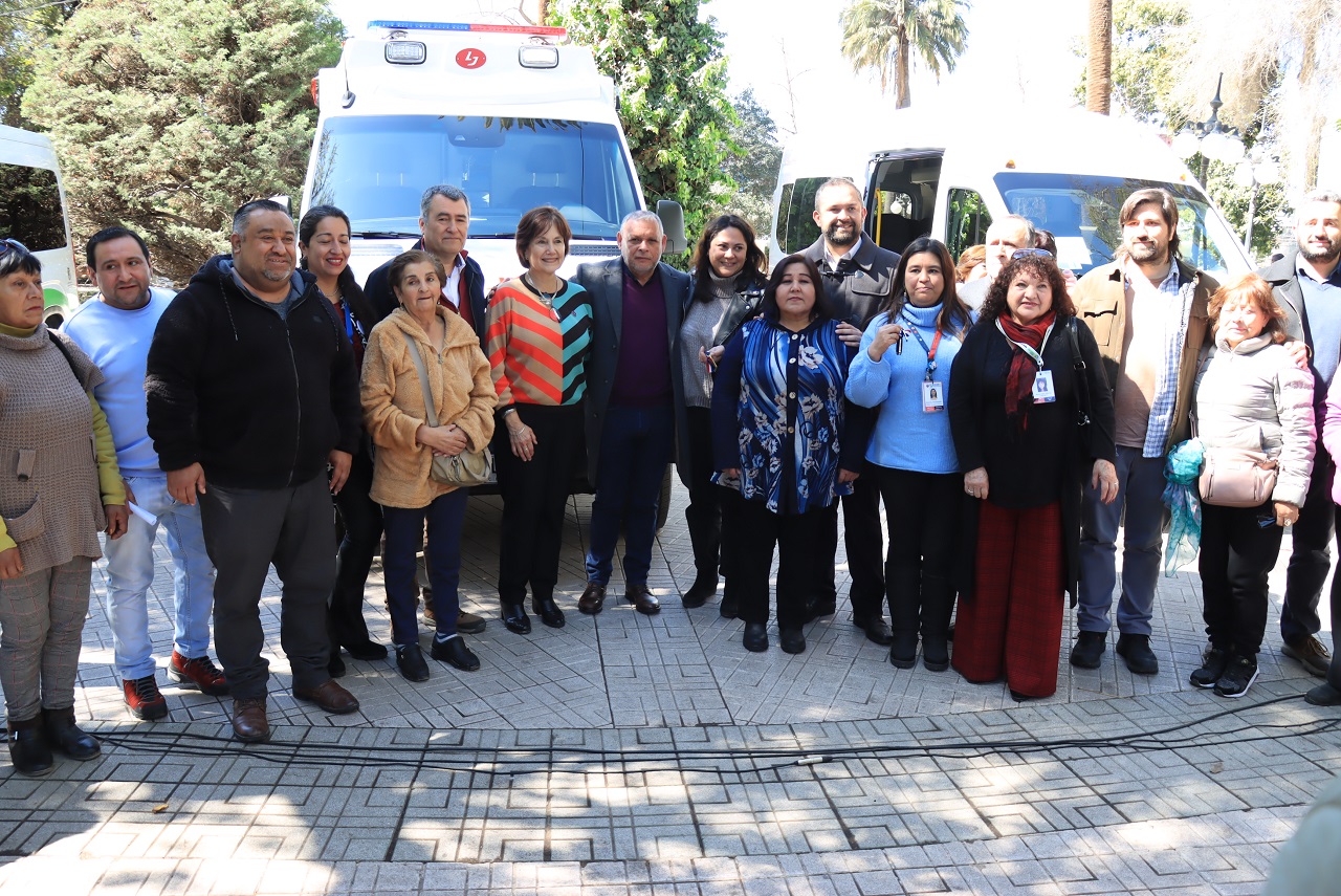 SAN FELIPE: Gobernador Regional entrega vehículos de emergencia y mobiliario urbano  en comuna de San Felipe 