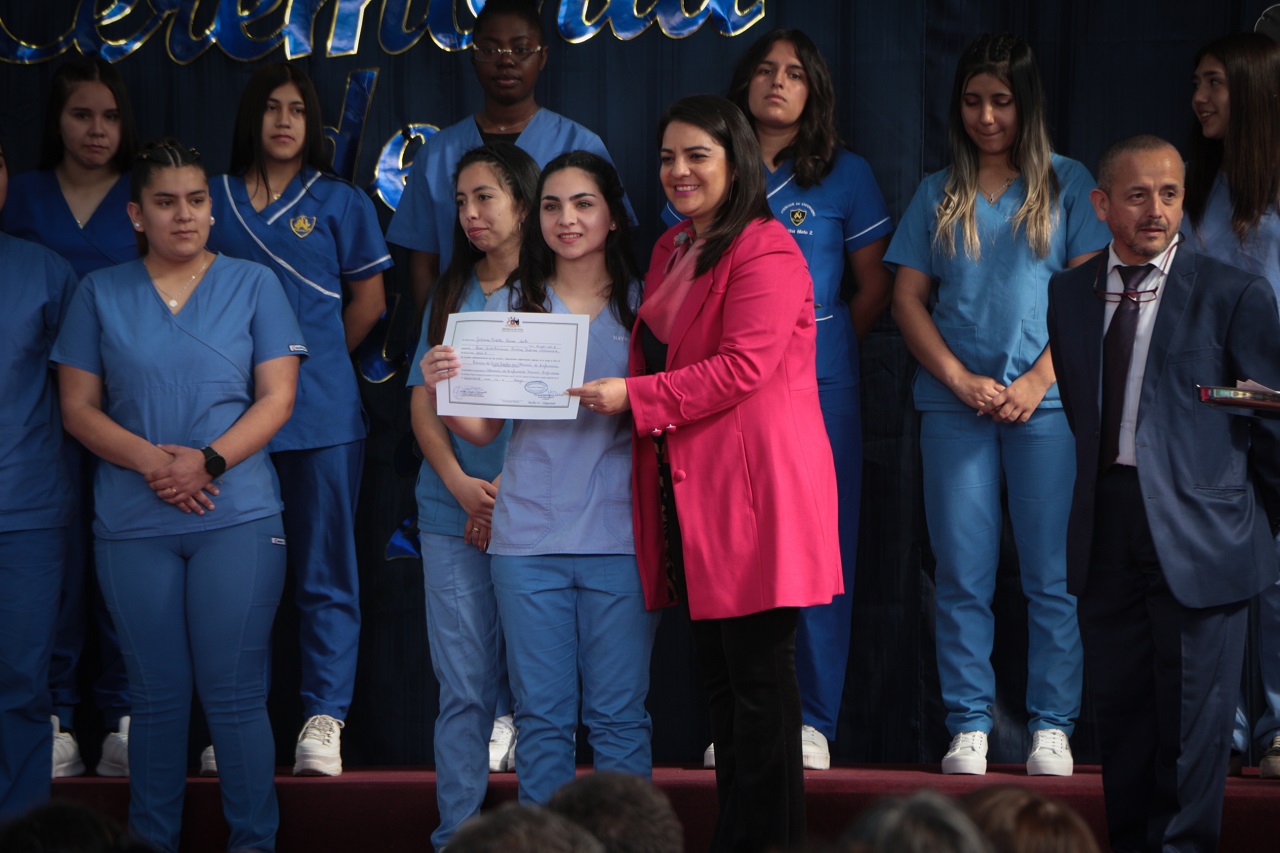 SAN FELIPE: 48 nuevas técnicos profesionales de nivel medio recibieron sus títulos en Liceo Bicentenario Corina Urbina 