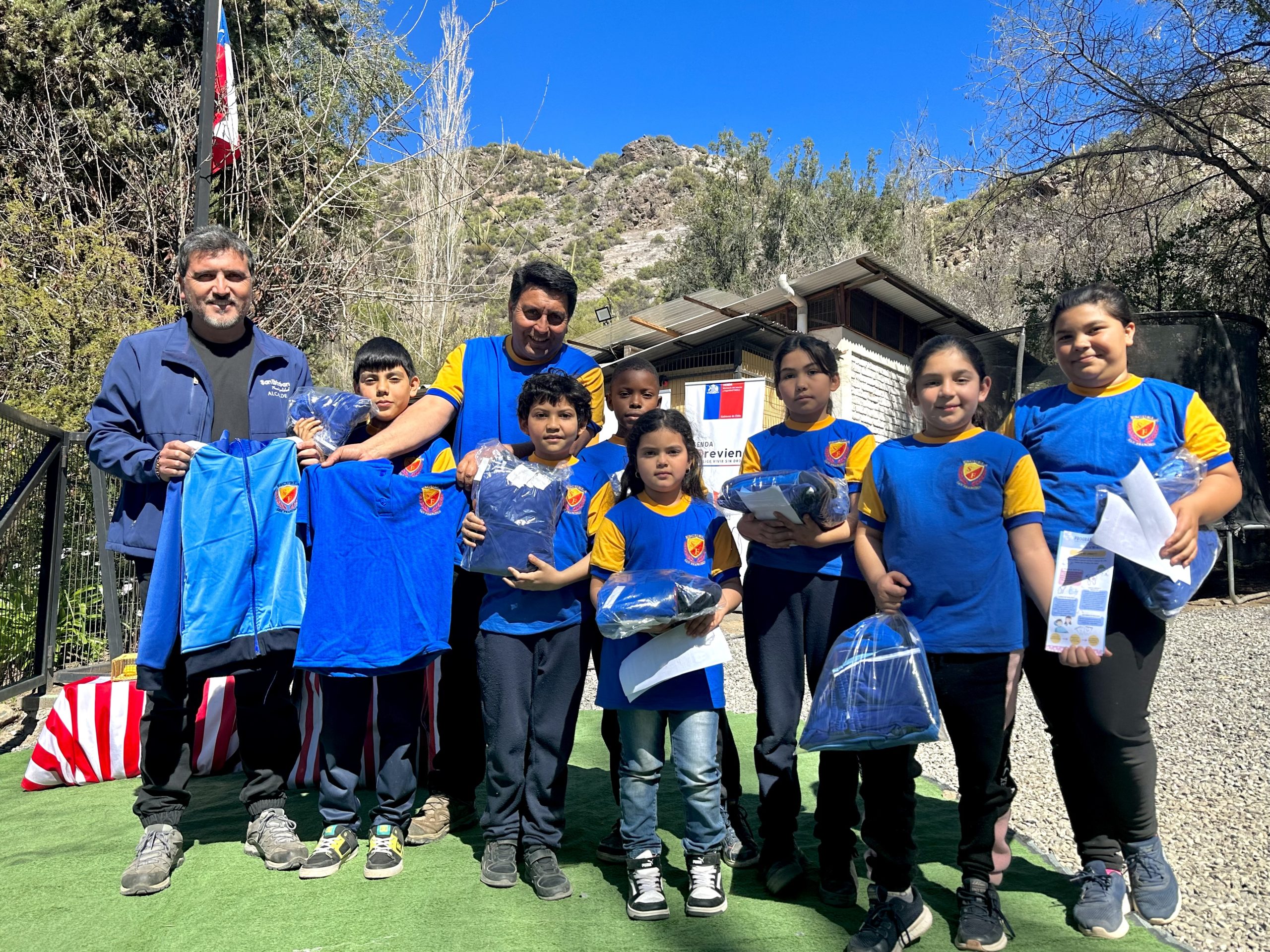 SAN ESTEBAN: Escuela de San Francisco de San Esteban adquirió uniformes escolares para todos sus alumnos