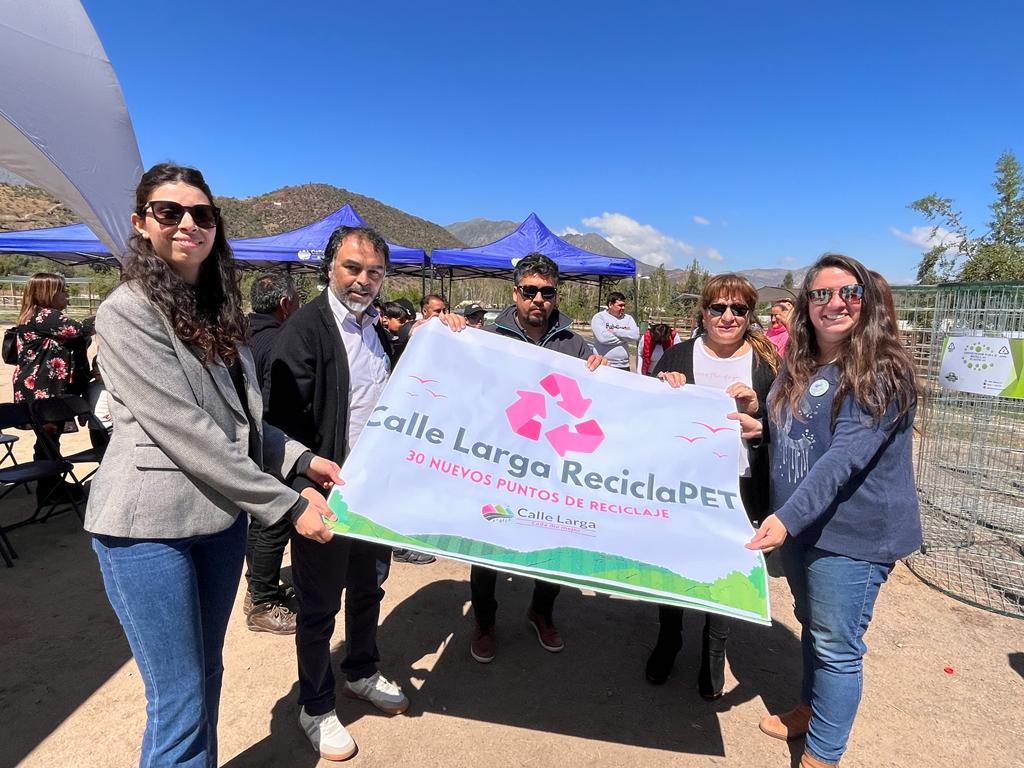 CALLE LARGA: Calle Larga suma 30 nuevos contenedores para reciclaje de botellas plásticas gracias a donación de Coca-Cola