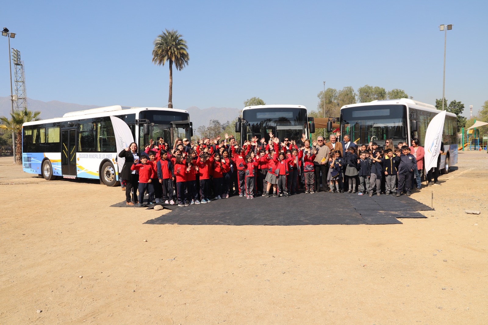 LOS ANDES: Niños y Jóvenes de la educación Municipal de Los Andes ya disfrutan de tres nuevos y modernos buses